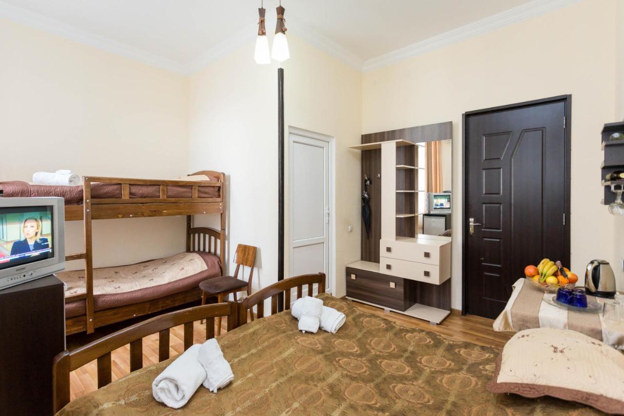 Gis Guest House Tbilisi Buitenkant foto